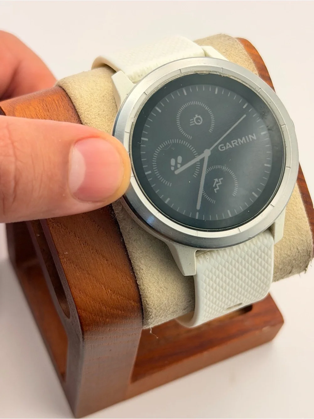 Garmin Vivoactive 3, Tested, Screen protector, Rare color, Charger included, whi